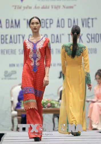 Các người mẫu trình diễn áo dài trong bộ sưu tập "Hội nhập". Ảnh: Quang Nhựt – TTXVN