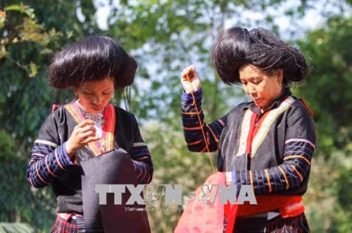 Phụ nữ Mông ở Sa Lông rất điêu luyện trong việc thêu thùa hoa văn lên trang phục. Ảnh: Xuân Tư – TTXVN