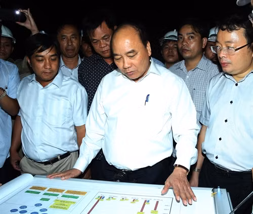 Thủ tướng Nguyễn Xuân Phúc xem bản thiết kế công trình xây dựng hầm Đèo Cả. Ảnh: Thống Nhất-TTXVN