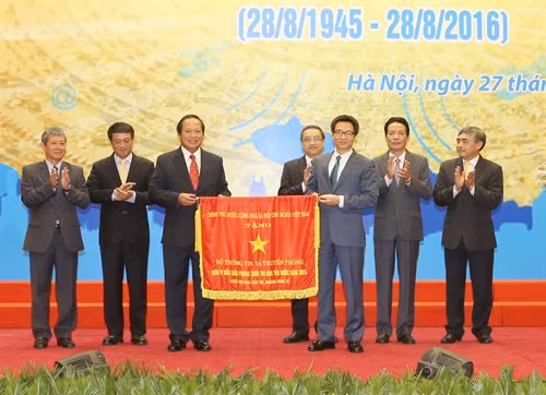 ễn Thị Kim Ngân và Phó Thủ tướng Vũ Đức Đam đến dự. Trong ảnh: Phó Thủ tướng Vũ Đức Đam trao tặng Cờ thi đua của Chính phủ cho Bộ Thông tin và Truyền thông. Ảnh: Trọng Đức - TTXVN