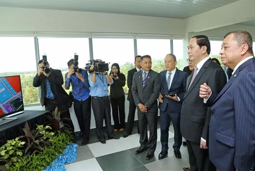 Chủ tịch nước Trần Đại Quang thăm Công ty Khí hóa lỏng Brunei-LNG. Ảnh: Nhan Sáng-TTXVN