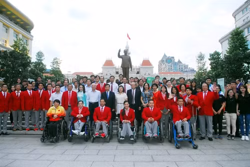 Đoàn thể thao người khuyết tật Việt Nam tham dự Paralympic 2016 chụp ảnh kỷ niệm trước tượng đài Chủ tịch Hồ Chí Minh. Ảnh: Mạnh Linh- TTXVN