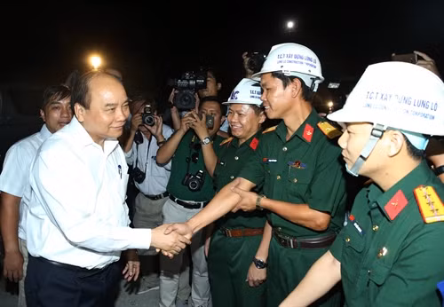 Thủ tướng Nguyễn Xuân Phúc với các can bộ, chiến sỹ đang tham gia xây dựng công trình hầm Đèo Cả. Ảnh: Thống Nhất-TTXVN