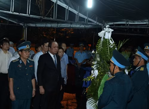 Bộ trưởng, Chủ nhiệm Văn phòng Chính phủ Mai Tiến Dũng đến viếng Thiếu úy, phi công Phạm Đức Trung đã hy sinh trong khi làm nhiệm vụ bay huấn luyện chiến đấu ngày 26/8/2016. Ảnh: Thống Nhất-TTXVN