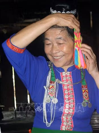 Trang phục của phụ nữ dân tộc Kháng gần giống váy áo cóm của người dân tộc Thái đen nhưng điểm xuyết nhiều hoa văn, họa tiết mang sắc thái riêng. Ảnh: Diệp Anh - TTXVN