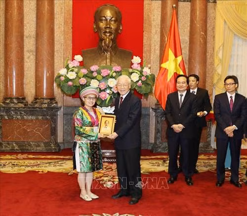 Tổng Bí thư, Chủ tịch nước Nguyễn Phú Trọng tặng ảnh Bác Hồ cho các cháu học sinh, sinh viên tiêu biểu, xuất sắc. Ảnh: Trí Dũng – TTXVN