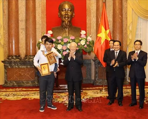 Tổng Bí thư, Chủ tịch nước Nguyễn Phú Trọng tặng ảnh Bác Hồ cho em Ngô Minh Hiếu Trường Trung học phổ thông Triệu Sơn 5, Thanh Hóa. Ảnh: Trí Dũng – TTXVN