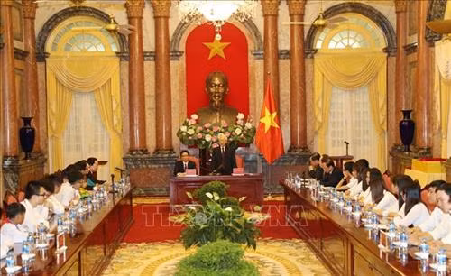 Tổng Bí thư, Chủ tịch nước Nguyễn Phú Trọng nói chuyện với các cháu học sinh, sinh viên tiêu biểu, xuất sắc. Ảnh: Trí Dũng – TTXVN
