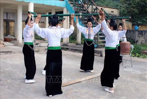 Các thành viên Câu lạc bộ gìn giữ bản sắc văn hóa Kháng tại xã Chiềng Ơn tập luyện múa Tăng bu. Ảnh: Diệp Anh - TTXVN