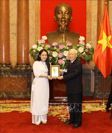 Tổng Bí thư, Chủ tịch nước Nguyễn Phú Trọng tặng ảnh Bác Hồ cho các cháu học sinh, sinh viên tiêu biểu, xuất sắc. Ảnh: Trí Dũng – TTXVN