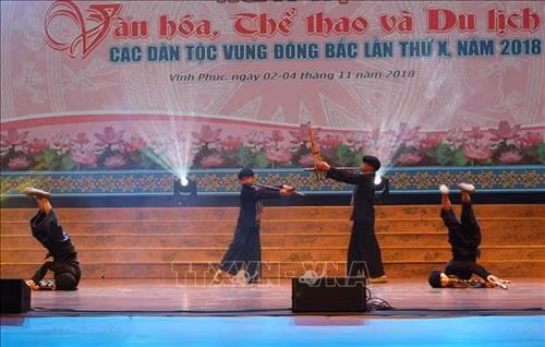 Điệu múa Khèn nổi tiếng của dân tộc Mông được các cháu bé đến từ Hà Giang thể hiện. Ảnh: Nguyễn Thảo – TTXVN