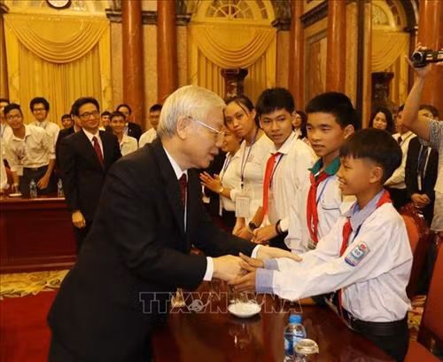 Tổng Bí thư, Chủ tịch nước Nguyễn Phú Trọng với các học sinh, sinh viên tiêu biểu, xuất sắc. Ảnh : Trí Dũng – TTXVN