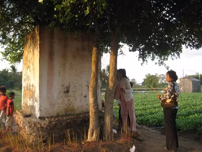 Thắp nhang cầu mong cuộc sống bình an trong Lễ hội Phước Biển.
