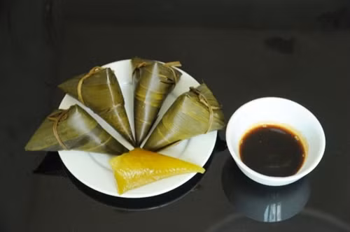 Hương vị ngọt mát, màu sắc vàng óng của bánh tro được nhiều người ưa thích.