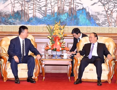 Trong chương trình chuyến thăm chính thức Trung Quốc, sáng 13/9/2016, tại Thủ đô Bắc Kinh, Thủ tướng Nguyễn Xuân Phúc tiếp ông Triệu Hồng Tinh, Tổng giám đốc điều hành bộ phận quốc tế, Công ty TNHH Hoa Hạ Hạnh Phúc. Ảnh: Thống Nhất –TTXVN