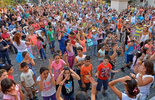 Trẻ em Liban mừng lễ Eid Al-Adha ở Baakline, đông nam thủ đô Beirut.EPA/TTXVN