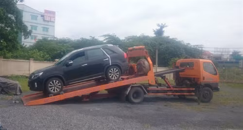 Lực lượng chức năng phải điều xe cẩu đến hiện trường cẩu cả xe và người đưa về Trạm cảnh sát giao thông Ngã ba Thái Lan để tiếp tục xử lý