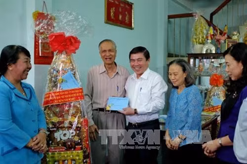 Chủ tịch UBND Thành phố Hồ Chí Minh Nguyễn Thành Phong cùng đoàn công tác đến thăm hỏi và chúc tết giáo sư-tiến sĩ Chu Phạm Ngọc Sơn, ngụ tại Quận 1, Thành phố Hồ Chí Minh. Ảnh: Thế Anh-TTXVN