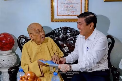 Đoàn công tác đến thăm hỏi và chúc tết Đại lão Hòa thượng Thích Hiển Tu, Phó thư ký Hội đồng Chứng minh GHPGVN, Viện chủ kiêm trụ trì chùa Xá Lợi, Quận 3, Thành phố Hồ Chí Minh. Ảnh: Thế Anh-TTXVN
