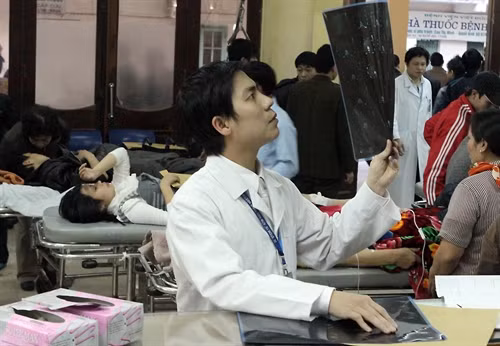 Cấp cứu người bị tai nạn giao thông. Ảnh: Dương Ngọc - TTXVN