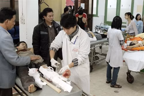Cấp cứu người bị tai nạn giao thông. Ảnh: Dương Ngọc - TTXVN