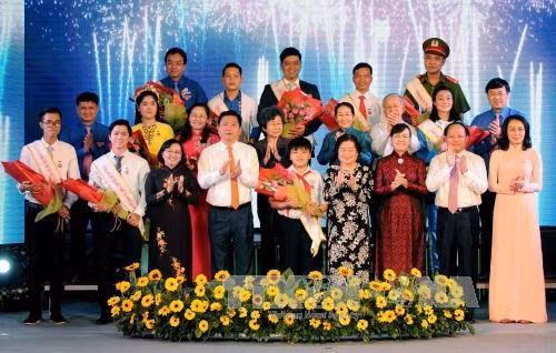 Lãnh đạo Thành phố Hồ Chí Minh với các gương công dân trẻ tiêu biểu năm 2016 tại buổi lễ. Ảnh: An Hiếu - TTXVN