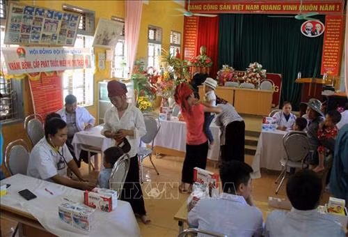 Hoạt động khám bệnh và tư vấn, chăm sóc sức khỏe miễn phí cho hơn 150 học sinh, thiếu niên, nhi đồng tại xã Phiêng Khoài, huyện Yên Châu. Ảnh: Diệp Anh - TTXVN