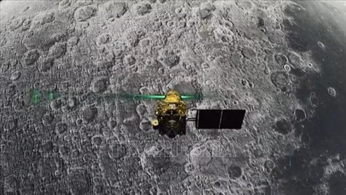 Trong ảnh (chụp từ video trực tiếp trên website của Tổ chức nghiên cứu không gian Ấn Độ (ISRO) ngày 6/8/2019): Tàu đổ bộ Vikram trong sứ mệnh Chandrayaan-2 trước khi được cho là sẽ hạ cánh xuống bề mặt Mặt Trăng. Ảnh: AFP/TTXVN