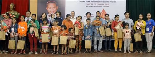Chương trình phẫu thuật nụ cười tặng quà cho các trẻ em bị khuyết tật. Ảnh: Xuân Triệu - TTXVN