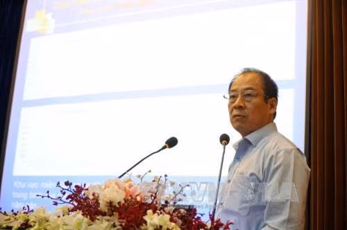 Cục trưởng Cục Y tế Dự phòng Trần Khắc Phu báo cáo tình hình sốt xuất huyết tại hội nghị. Ảnh: Phương Vy- TTXVN