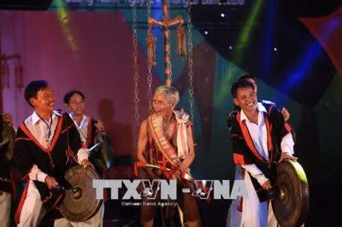 Phần trình diễn hoà tấu đàn đá của nghệ nhân Bo Bo Dũng dân tộc Raglai đến từ tỉnh Khánh Hoà. Ảnh: Trọng Đạt -TTXVN Phần trình diễn trang phục dân tộc Chăm đến từ tỉnh Bình Định. Ảnh: Trọng Đạt -TTXVN Phần trình diễn trang phục dân tộc Chăm đến từ tỉnh Bình Định. Ảnh: Trọng Đạt -TTXVN