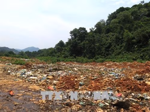 Bãi rác ở thôn Lũng Loét, xã Ngọc Linh, huyện Vị Xuyên gây ô nhiễm môi trường nghiêm trọng. Ảnh: Minh Tâm - TTXVN