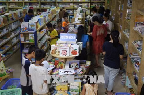 Phụ huynh mua sách giáo khoa năm học mới tại Công ty Cổ phần sách và Thiết bị trường học Nghệ An. Ảnh: Bích Huệ - TTXVN
