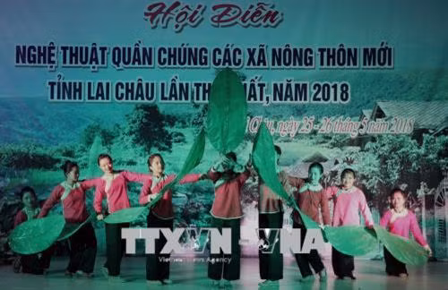 Tiết mục múa lá tạo con thuyền của xã San Thàng, thành phố Lai Châu trong đêm khai mạc. Ảnh: Việt Hoàng – TTXVN