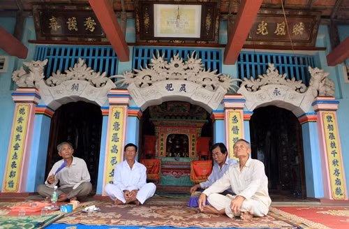 Âm linh tự là nơi ngư dân trước khi đi biển đến cầu xin thần thánh và linh hồn những hùng binh Hải đội Hoàng Sa che chở, phù hộ trước sóng to gió lớn và bình yên trở về