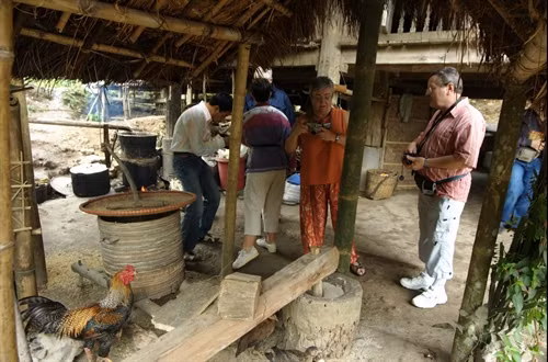 Du khách nước ngoài đến bản Giang Mỗ tìm hiểu đời sống, sinh hoạt của người Mường
