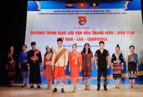 Trình diễn trang phục truyền thống Lào. Ảnh: An Hiếu - TTXVN.