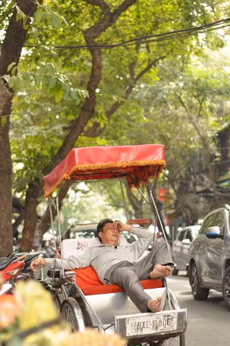 Giấc ngủ trưa ngắn của người lái xích lô.