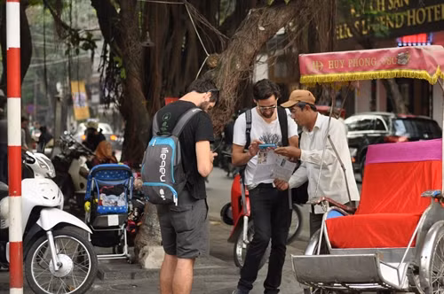 Họ có thể trò chuyện với khách nước ngoài bằng ngoại ngữ, dù còn khá ít ỏi.