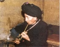 Nam giới Lô lô dùng một màu chàm trong trang phục. Ðầu đội khăn quấn nhiều vòng. Nhiều người có thói quen hút thuốc bằng tẩu.