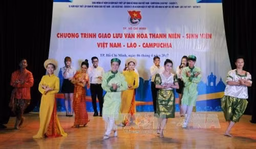 Một tiết mục văn nghệ do thanh niên, sinh viên Việt Nam – Lào – Campuchia biểu diễn. Ảnh: An Hiếu – TTXVN.