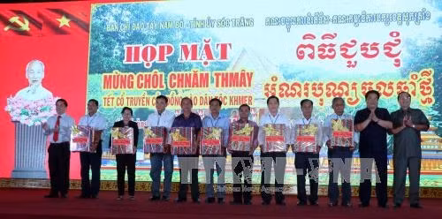 Lãnh đạo tỉnh Sóc Trăng tặng cho đồng bào Khmer tại buổi họp mặt. Ảnh: Trung Hiếu-TTXVN