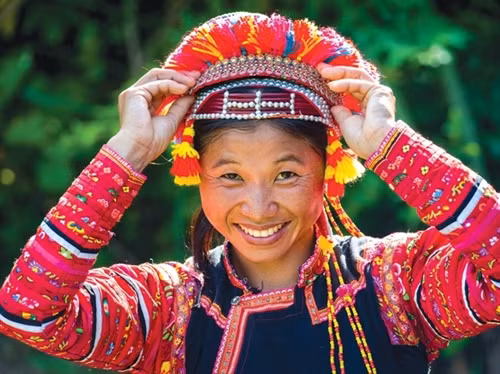 Phụ nữ La Hủ rạng ngời trong trang phục truyền thống.