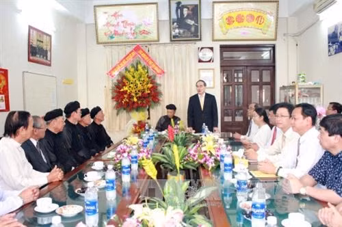 Ủy viên Bộ Chính trị, Chủ tịch Ủy ban Trung ương Mặt trận Tổ quốc Việt Nam Nguyễn Thiện Nhân đến thăm và chúc mừng các chức sắc Ban Trị sự Trung ương Tịnh độ Cư sỹ Phật hội Việt Nam. Ảnh: Thế Anh - TTXVN.