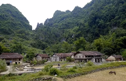 Những ngôi nhà sàn xây bằng đá ở xóm Bản Gun - Khuổi Ky, xã Đàm Thủy, huyện Trùng Khánh (Cao Bằng)