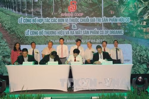 Saigon Co.op ký kết hợp tác với các đơn vị trong sản xuất, tiêu thụ sản phẩm hữu cơ Co.op Organic. Ảnh: Thanh Vũ - TTXVN.