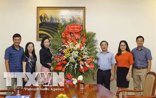 Phó Tổng giám đốc TTXVN Vũ Việt Trang tiếp Đoàn đại biểu Ủy ban Dân tộc đến tặng hoa chúc mừng nhân 93 năm Ngày Báo chí Cách mạng Việt Nam. Ảnh: Văn Điệp – TTXVN