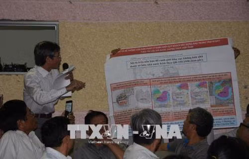 Cử tri phân tích bản đồ để phản ánh, kiến nghị các nội dung liên quan đến dự án Khu đô thị mới Thủ Thiêm. Ảnh: Tiến Lực – TTXVN