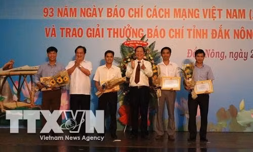 Ban tổ chức trao tặng giải A cho các tác giả đạt giải. Ảnh: Ngọc Minh - TTXVN