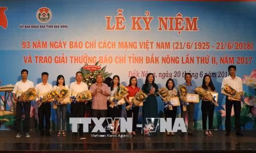Ban tổ chức trao tặng giải B cho các tác giả đạt giải. Ảnh: Ngọc Minh - TTXVN Ban tổ chức trao tặng giải khuyến khích cho các tác giả đạt giải. Ảnh: Ngọc Minh - TTXVN